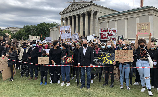 Abstand halten war unmöglich: rund 25.000 Demonstranten statt der angemeldeten 200 auf dem Königsplatz bei der Demonstration „Silent Protest – Sag Nein zu Rassismus“ (©Foto: Martin Schmitz)